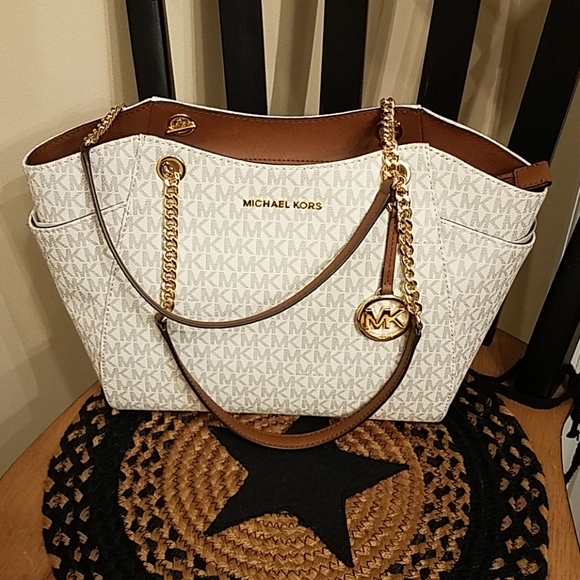 Michael Kors Handbags - Brand new Michael Kors jet set travel purse